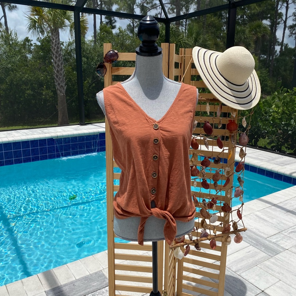 NWT Cute Sanctuary top. Sz Small